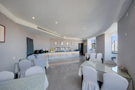 QIANNA HOTEL GLORIOUS (Wanda Plaza Store of Anyang Municipal Government) Отели в г. Аньян