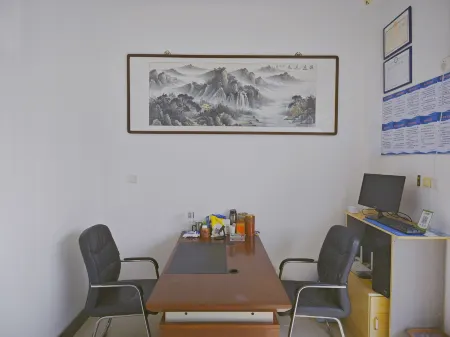 Lanfeng Hotel (Shanhaiguan Gucheng Railway Station) Отели рядом с достопримечательностью «Old Dragon's Head»