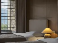 BAOHE Hotel· A Lakeside Private Hot Spring Retreat Hotele w: Powiat Hongya
