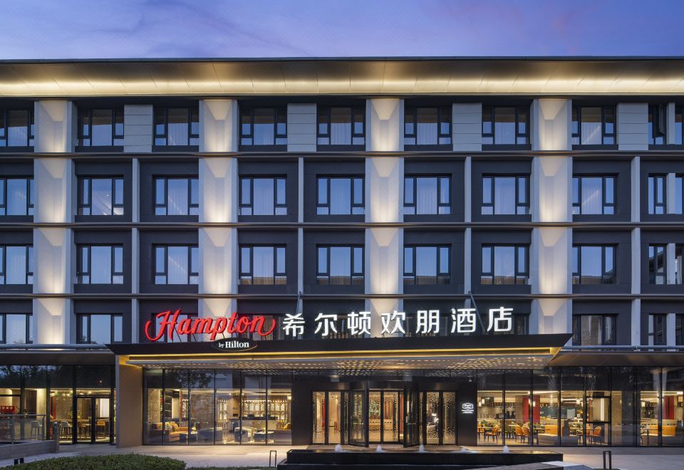 Hampton by Hilton 로비
