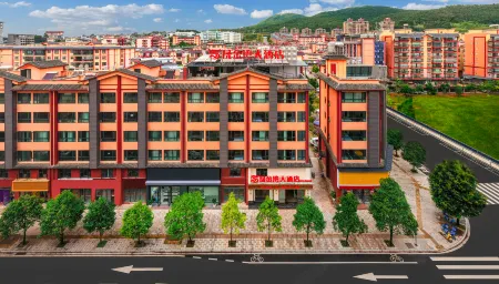 Shuangbai Shengjinwan Grand Hotel Отели рядом с достопримечательностью «Cham Lake National Water Conservancy Scenic Area»