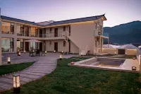 Yunyue Snow Mountain View · Designer's Boutique Stay · Yunman Courtyard (Baisha Old Town) - พร้อมระเบียง