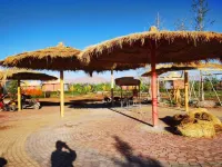Colorful Danxia Haisheng Tent Hotel فنادق في لين دزه