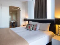 Broadbeach Savannah Resort Hotels near Broadbeach Waters