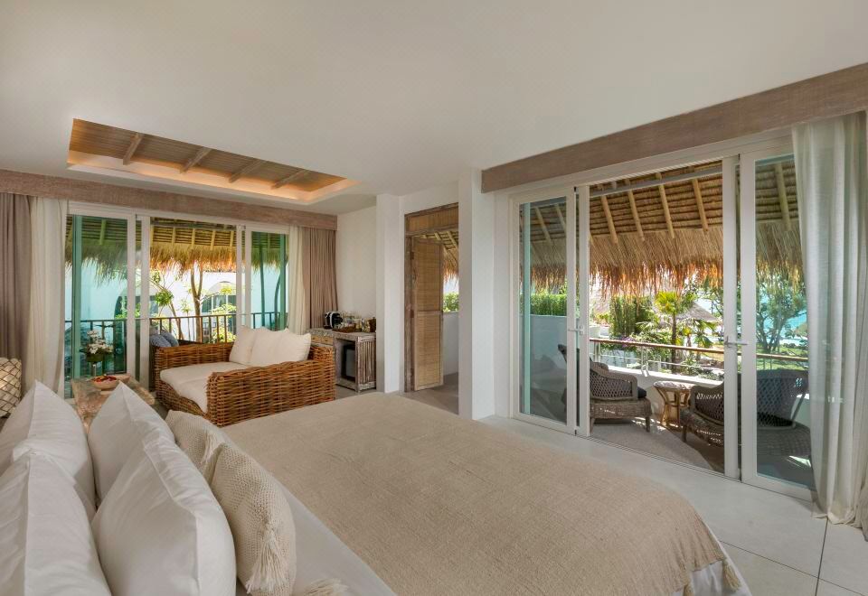 에덴 비치 카오락 리조트의 해변에서 즐기는 여유