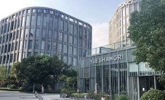 The hotel entrance features large windows that provide an outside view from the parking lot at Mercure Hotel (Shanghai Hongqiao Railway Station)