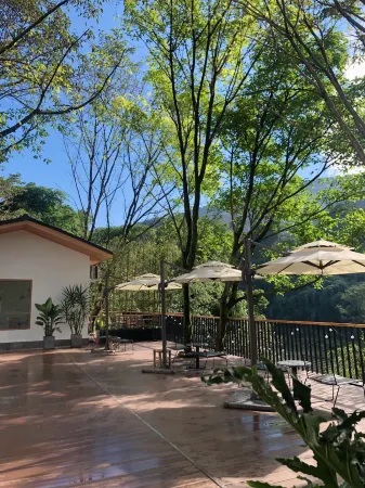 yishiranshe guesthouse Отели рядом с достопримечательностью «Yazhou Lounge Bridge»