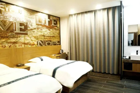 Rongshui Peace and Convenience Hotel Отели рядом с достопримечательностью «Rongshui Laojun Hole»