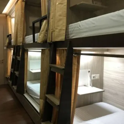 The Colour Hostel Các khách sạn gần Cung điện Kadriah