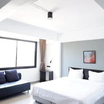 Izen Budget Hotel & Residence Hotels near Laemcharoen Seafood