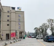 CHEERMAY HOTELS·Jiangling Central Peninsula Branch - parking