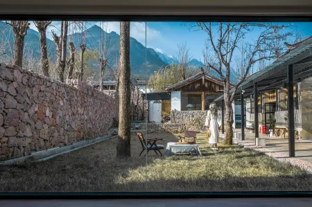 Lijiang Baisha Wuzi Mountain House Отели рядом с достопримечательностью «Yuzhu Qingtian Scenic Resort»