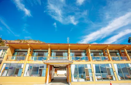 Lugu Lake Shanshuijian · Lake View Hotel (Dazu Pier) Отели рядом с достопримечательностью «Five branches»