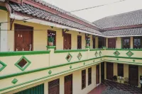 RedDoorz Syariah Near Stadion Maulana Yusuf Hotels in Serang