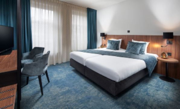 Boutique Hotel First City