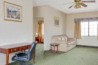 Travelodge by Wyndham Lynwood Hotels in Compton