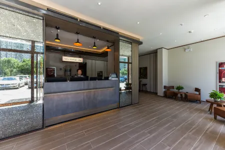 HanTing Hotel (Xining Haihu New Area Wanda Plaza West) Отели рядом с достопримечательностью «Huangshui Forest Park»