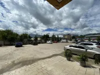 Vienna Hotel (Liangshan Yanyuan Branch) - parking