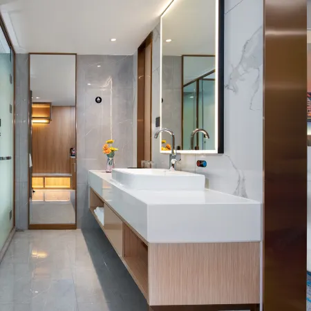 Vienna International Hotel (Guigang Guest World Plaza Gangnan Center)
