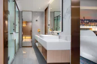 Vienna International Hotel (Guigang Guest World Plaza Gangnan Center)