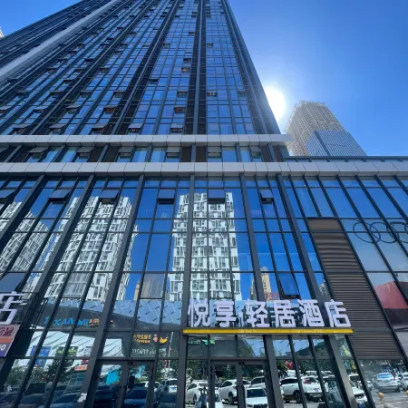 Yuexiang Light Residence Hotel (Jingkai Wanda Plaza High-speed Railway Station Branch)