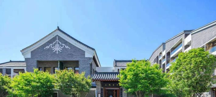 Rain Wood Town Hotel Resort of Yuntai Mountain Hoteles en Condado de Xiuwu