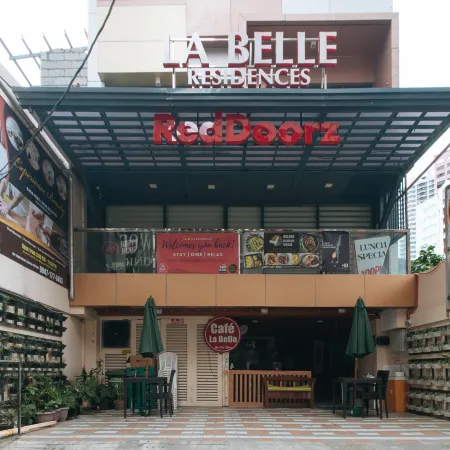 RedDoorz Plus @ La Belle Residences Makati City Отели рядом с достопримечательностью «Посольство Тайвань »