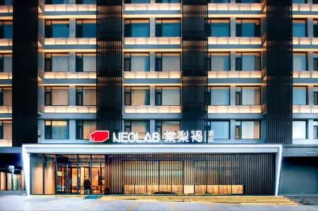 Jiugetangli Hotel(Jinan Daming Lake Quancheng Square Store) Отели рядом с достопримечательностью «Qilu University of Technology East Campus»