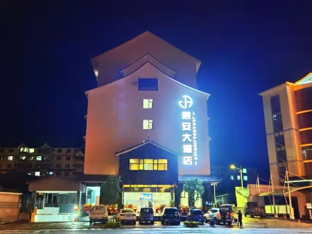 JUN AN DA JIU DIAN Отели рядом с достопримечательностью «Zhenyuan Museum (zhenyuanlahuzulishiwenhuabowuguan)»