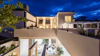 Jiujian Designer Homestay (Dali Net Red Swan Yanxi Branch) Hotels in Dali