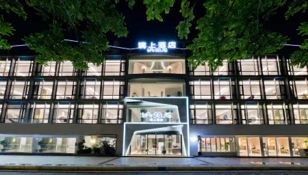 Zhuhai Lishang Hotel (Lvren Road Beach Swimming Pool) Отели рядом с достопримечательностью «Gong Amusement Park»