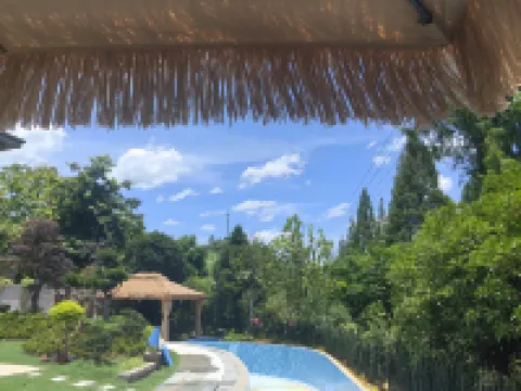 Xinchang Huaqianyueshang Homestay (Nineteen Peaks)