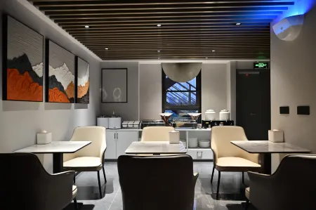 Keyou Hotel (Jiaozuo High-speed Railway Station Wanda Plaza) Отели рядом с достопримечательностью «Jiaozuo University»