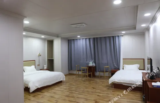 薩嘎新成假日酒店