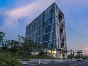 Yixuan Anlai S Hotel (Wanning High-speed Railway Station Culture Commercial Plaza)