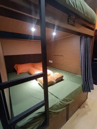 Autumn Living Hotel Отели в г. Kenjeran