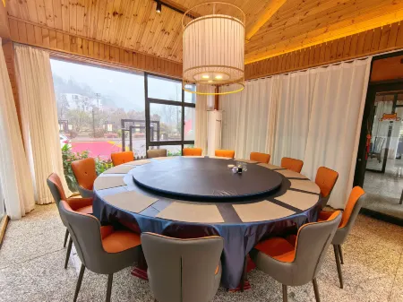 Luanchuan Yunqishan residence B & B Отели рядом с достопримечательностью «Ji Guan Cave»