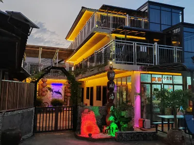 Coral Sea B&B Hotels near Denglou Cape