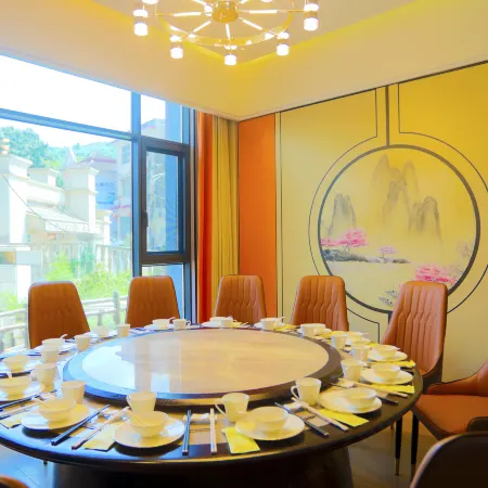 Cili Boat Autumn Hotel