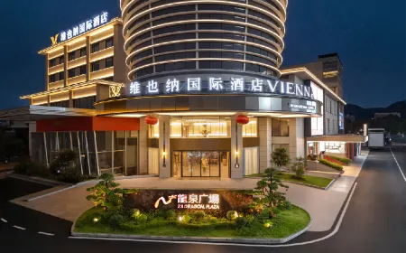 Vienna International Hotel (Longquan Square, Guangdong Pharmaceutical University Branch) Отели рядом с достопримечательностью «Zhongshan Technical Institute (East Campus)»
