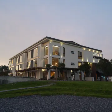 Yuran Riverside Designer Art Hotel
