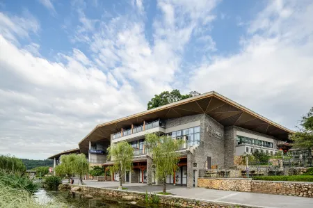 Old Tree Courtyard (Emei Mountain Scenic Area Store) Отели рядом с достопримечательностью «Xixiang Pool (Bathing Elephant Pool)»