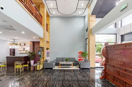 Langyue Fashion Hotel (Chizhou RT-Mart) Отели рядом с достопримечательностью «Pingtianhu Lotus Platform»