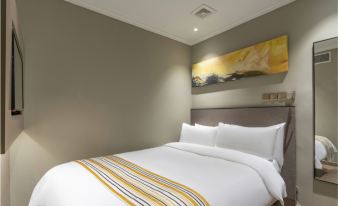 Home Inn Plus (Shanghai Huaihai Road Sinan Road)