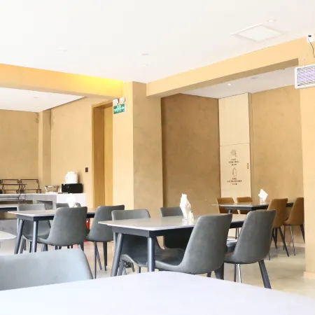 Weiwan Hotel (Xinzheng Henan Institute of Industry and Trade Shawoli Subway Station) Отели рядом с достопримечательностью «Ван Император Цинь Цинь»
