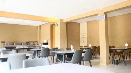 Weiwan Hotel (Xinzheng Henan Institute of Industry and Trade Shawoli Subway Station) Отели рядом с достопримечательностью «Henan Procuratorial Professional College»