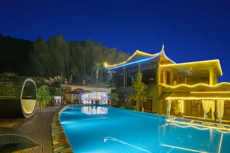 Floral Hotel·Wuyi Shandu Ancient Ship Wood Hot Spring Hotel Отели рядом с достопримечательностью «Huangjiali Ancient Trees»