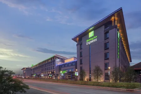 Holiday Inn Express Changchun Jingyue, an IHG Hotel Отели рядом с достопримечательностью «Changchun Guanghua University»