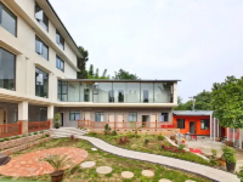 Yueting Lanshe Banshan Yazhu Hotel (Chengdu Tianfu International Airport)