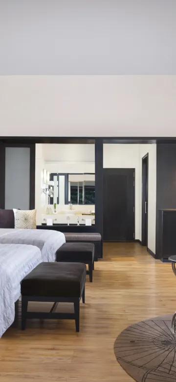 ห้องขนาดใหญ่ 2 เตียงควีนไซส์พร้อมวิวสระว่ายน้ำและระเบียง